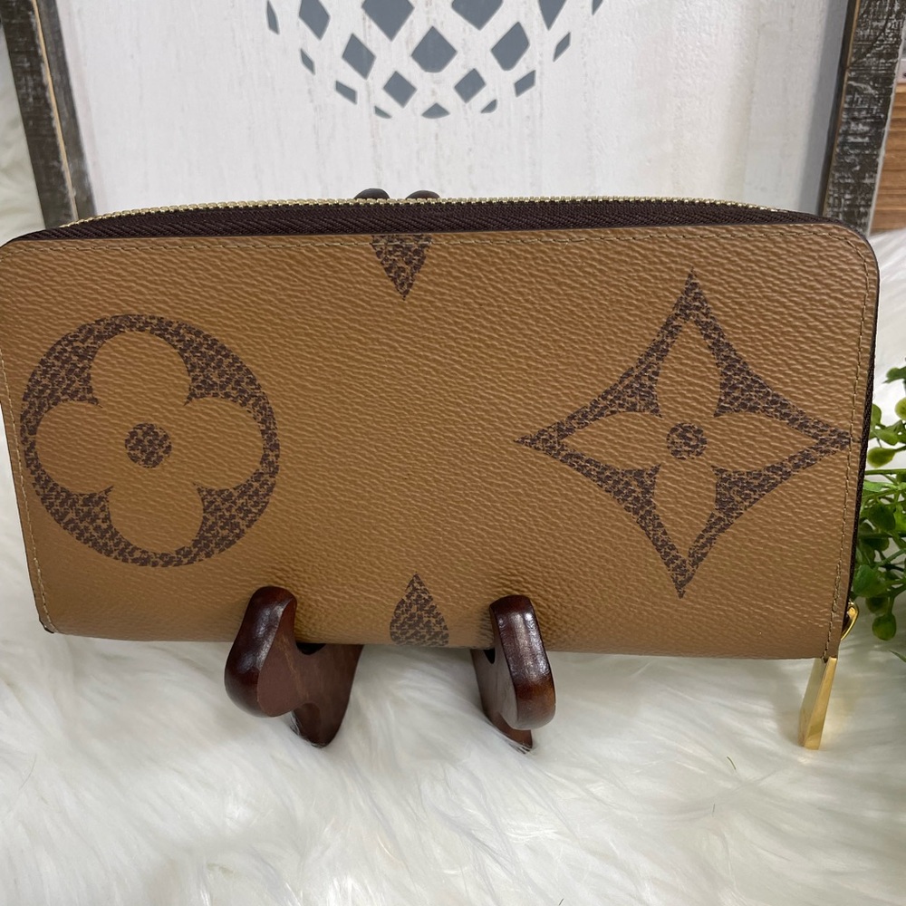 Authentic*** Louis Vuitton Large Reverse Monogram… - image 2